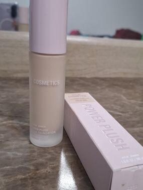 2C Kylie Cosmetics Power Plush Liquid Foundation